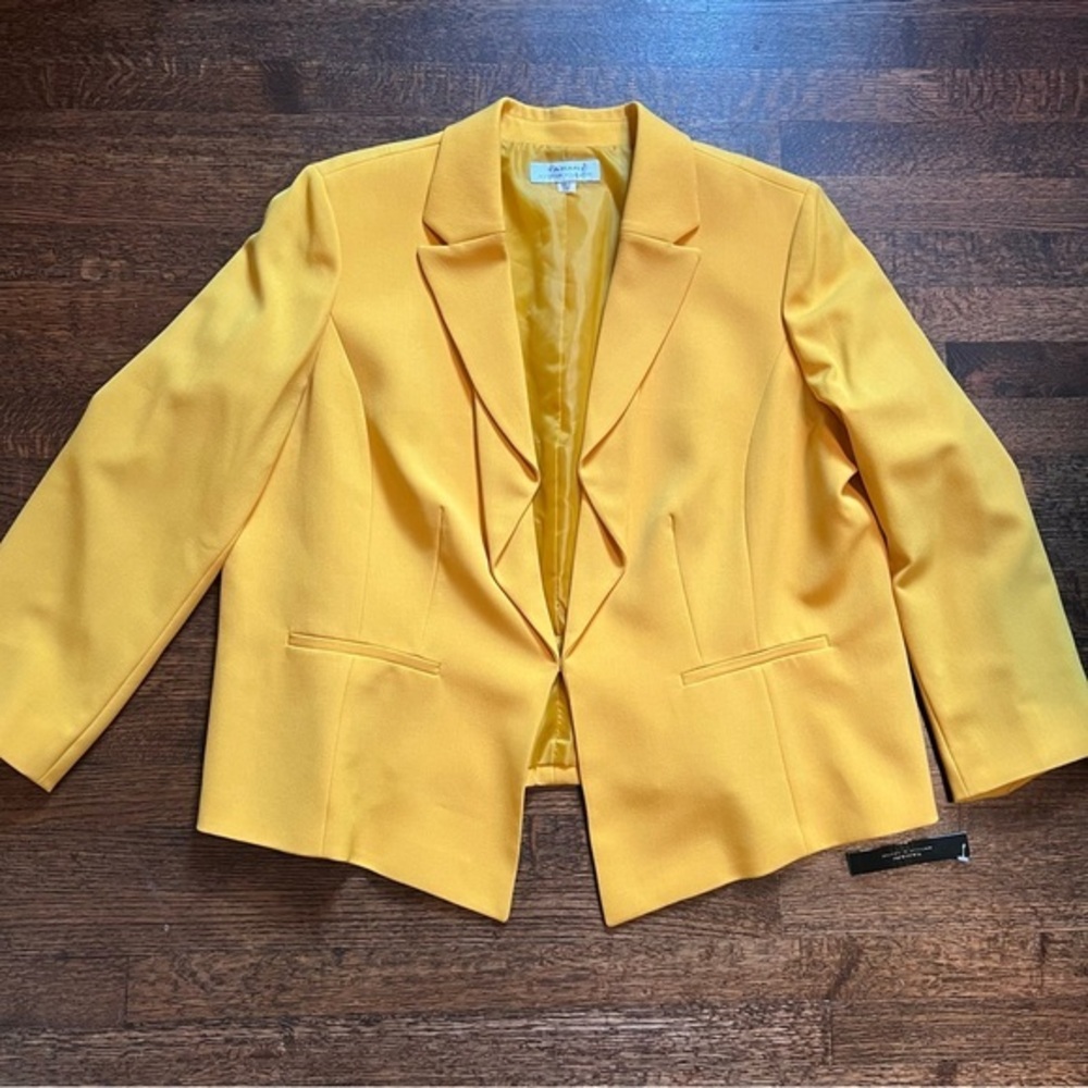 NWT Tahari size 22W yellow lined blazer
